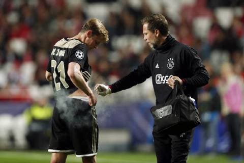 Sport Bilder des Tages (l-r) Frenkie de Jong of Ajax during the UEFA Champions League group E match between SL Benfica and Ajax Amsterdam at Estadio La Luz on November 97, 2018 in Lisbon, Portugal UEFA Champions League 2018 2019 xVIxVIxImagesx xMauricexvanxSteenxIVx 12704912