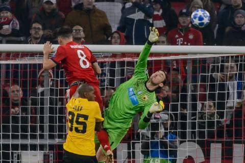 Munich Germany 07 11 2018 UEFA Champions League 2018 19 Season Back Round Group Phase Group E 4 Matchday FC Bayern Muenchen AEK Athens FC Javi Martinez FCB Alef Saldanha AEK and goalkeeper Vassilis Barkas AEK in the duel DeFodi527