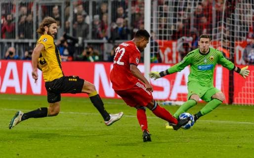 Munich Germany 07 11 2018 UEFA Champions League 2018 19 Season Back Round Group Phase Group E 4 Matchday FC Bayern Muenchen AEK Athens FC Dmytro Chygrynsiy AEK Serge Gnabry FCB and goalkeeper Vassilis Barkas AEK in the duel DeFodi527