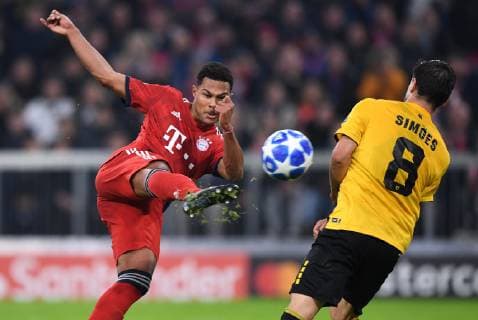 FUSSBALL CHAMPIONS LEAGUE SAISON 2018 2019 2019 GRUPPENPHASE FC Bayern Muenchen AEK Athens 07 11 2018 Serge Gnabry li FC Bayern Muenchen vs Andre Simoes re AEK Athens