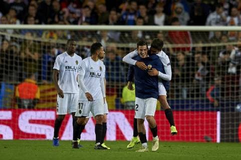 November 7, 2018 - Valencia, Spain - Santi Mina of Valencia celebrates to victory whit his teammates during the Group H match of the UEFA Champions League between Valencia and Young Boys at Mestalla Stadium, Valencia on November 07 of 2018. Valencia v Young Boys - Uefa Champions League  - ZUMAn230 20181107_zaa_n230_577 Copyright: xJosexBretonx