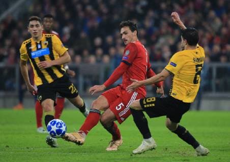 07 11 2018 Champions League FC Bayern vs AEK Athens Allianz Arena Munich Football Sport in picture Ezequiel Ponce AEK Athens Mats Hummels FCB und Andre Simoes AEK Athens DFL REGULATIONS PROHIBIT ANY USE OF PHOTOGRAPHS AS IMAGE SEQUENCES AND OR QUASI VIDEO