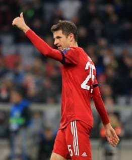 07 11 2018 Champions League FC Bayern vs AEK Athens Allianz Arena Munich Soccer Sport in picture Thomas Mueller FCB with Daume hoch DFL REGULATIONS PROHIBIT ANY USE OF PHOTOGRAPHS AS IMAGE SEQUENCES AND OR QUASI VIDEO