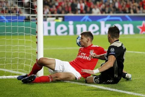 Sport Bilder des Tages Ruben Dias of SL Benfica, Dusan Tadic of Ajax 1-1 during the UEFA Champions League group E match between SL Benfica and Ajax Amsterdam at Estadio La Luz on November 97, 2018 in Lisbon, Portugal UEFA Champions League 2018 2019 xVIxVIxImagesx xMauricexvanxSteenxIVx 12705537