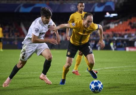 VALENCIA, - NOVEMBER 07: Steve von Ballmoos , defender of BSC Young Boys competes for the ball with Carlos Soler, midfielder of Valencia CF during the UEFA Champions League group stage H football match between Valencia CF and BSC Young Boys at Mestalla Stadium on November 07, 2018, in Valencia, Spain. (Photo by Carlos Sanchez Martinez Icon Sportswire) SOCCER: NOV 07 Champions League - Valencia CF v BSC Young Boys Icon181107048 EDITORIAL USE ONLY