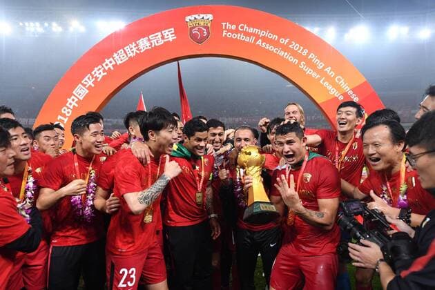 Brazilian football player Elkeson, center, holds up trophy as he and other players of Shanghai SIPG take part in the champion award ceremony for the 2018 Chinese Football Association Super League (CSL) in Shanghai, China, 7 November 2018. Wu Lei broke the single-season CSL domestic player goal record to give Shanghai SIPG a 2-1 win over the visiting Beijing Renhe on Wednesday to seal their first ever Chinese Super League (CSL) title with one game in hand. It s a perfect season. We have given everything for the champion. I am very glad that we can end Guangzhou Evergrande s dynasty, said Shanghai SIPG head coach Vitor Pereira. Since his team beat seven-time straight champions Guangzhou Evergrande 5-4 last weekend, Shanghai SIPG only needed one point on Wednesday to write a new chapter in the club s history. Ahmedov, the Uzbek international midfielder, broke the deadlock with a brilliant long distance curling shot in the 20th minutes. Wu Lei scored his 27th goal of the season to extend the lead to 2-0 in the beginning of the second half, which also helps him break the single-season CSL domestic player goals record. The Chinese international striker has six more goals than second-placed Nigerian striker Odion Ighalo in the Golden Boot standings with one fixture remaining. It s not easy. I have a very good team, which affords me many scoring chances, the 26-year-old said. Shanghai SIPG seal their first ever CSL title 20181107_90453