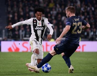 (181108) -- ROME, Nov. 8, 2018 -- Juventus s Juan Cuadrado (L) vies with Manchester United ManU s Luke Shaw during the UEFA Champions League Group H match between Juventus and Manchester United in Turin, Italy, Nov. 7, 2018. Juventus lost 1-2. ) (SP)ITALY-ROME-SOCCER-UEFA CHAMPIONS LEAGUE AlbertoxLingria 