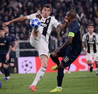 (181108) -- ROME, Nov. 8, 2018 -- Juventus s Mario Mandzukic (L) vies with Manchester United ManU s Ashley Young during the UEFA Champions League Group H match between Juventus and Manchester United in Turin, Italy, Nov. 7, 2018. Juventus lost 1-2. ) (SP)ITALY-ROME-SOCCER-UEFA CHAMPIONS LEAGUE AlbertoxLingria 