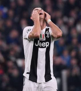 Sport Bilder des Tages (181108) -- ROME, Nov. 8, 2018 -- Juventus s Cristiano Ronaldo looks dejected during the UEFA Champions League Group H match between Juventus and Manchester United ManU in Turin, Italy, Nov. 7, 2018. Juventus lost 1-2. ) (SP)ITALY-ROME-SOCCER-UEFA CHAMPIONS LEAGUE AlbertoxLingria 