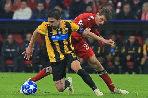 (181108) -- MUNICH, Nov. 8, 2018 -- Bayern Munich s Thomas Mueller (R) vies with AEK Athen s Andre Simoes during a 4th round match of group E in the UEFA Champions League between Bayern Munich of Germany and AEK Athens of Greece, in Munich, Germany, on Nov. 7, 2018. Bayern Munich won 2-0. ) (SP)GERMANY-MUNICH-SOCCER-UEFA CHAMPIONS LEAGUE-BAYERN MUNICH VS AEK ATHENS PhilippexRuiz 