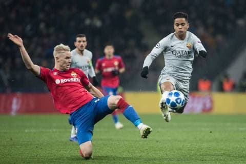 (181108) -- MOSCOW, Nov. 8, 2018 (Xinhua) -- Roma s Justin Kluivert (R) vies with CSKA Moskva s Hordur Magnusson during the UEFA Champions League Group G match between Roma and CSKA Moskva in Moscow, Russia, Nov. 7, 2018. Roma won 2-1. (Xinhua Wu Zhuang) (SP)RUSSIA-MOSCOW-SOCCER-UEFA CHAMPIONS LEAGUE 