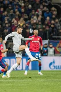 (181108) -- MOSCOW, Nov. 8, 2018 (Xinhua) -- Roma s Edin Dzeko (front) competes during the UEFA Champions League Group G match between Roma and CSKA Moskva in Moscow, Russia, Nov. 7, 2018. Roma won 2-1. (Xinhua Wu Zhuang) (SP)RUSSIA-MOSCOW-SOCCER-UEFA CHAMPIONS LEAGUE 