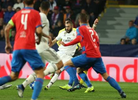 Partido de Liga de Campeones entre el Viktoria Plzen y el Real Madrid. En la imagen, Benzema logra uno de sus dos goles. Champions League match between Viktoria Plzen and Real Madrid. In this picture, Benzema scores one of their two goals. 