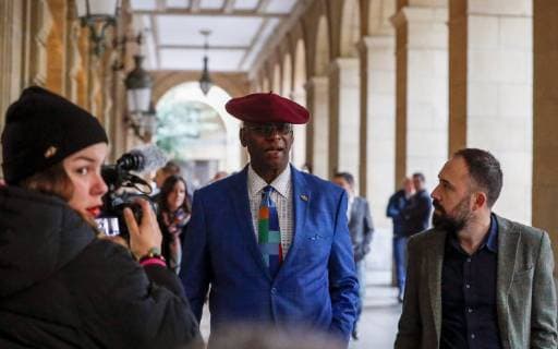 Leichtathletik, Bob Beamon wird in Spanien geehrt US former athlete Bob Beamon, known for his world record in the long jump at Mexico City Olympics in 1968, poses wearing a traditional txapela cap during a tribute in his honor at the San Sebastian International Athletics Film Festival (FICA), in San Sebastian, northern Spain, 08 November 2018. The FICA will take place from 6 to 10 November. Tribute to Bob Beamon !ACHTUNG: NUR REDAKTIONELLE NUTZUNG!  Copyright: xJavierxEtxezarretax GRAF4009 20181108-636772793943956986