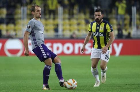 Anderlecht s Yevhenii Makarenko and Fenerbahce s Sener Ozbayrakli fight for the ball during the match between Belgian soccer team RSC Anderlecht and Turkish team Fenerbahce, Thursday 08 November 2018 in Istanbul, Turkey, on day four of the UEFA Europa League group stage, in group D. VIRGINIExLEFOUR  x05464165x