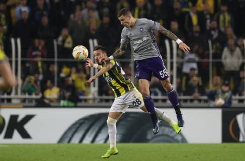 Fenerbahce s Mathieu Valbuena and Anderlecht s Ognjen Vranjes fight for the ball during the match between Belgian soccer team RSC Anderlecht and Turkish team Fenerbahce, Thursday 08 November 2018 in Istanbul, Turkey, on day four of the UEFA Europa League group stage, in group D. VIRGINIExLEFOUR  x05464244x