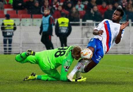 MOSCOW, RUSSIA - NOVEMBER 8, 2018: Spartak Moscow s goalkeeper Alexander Maximenko (L) and Rangers Glasgow s Lassana Coulibaly in action in their 2018 19 UEFA Europa League Group G Round 4 football match at Otkrytie Arena. Sergei Fadeichev TASS  TS096BC8