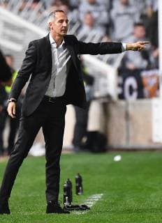08 11 2018 xjhx Football UEFA Europa League Apollon Limassol Eintracht Frankfurt emspor v l Coach Adolf Adi Huetter Eintracht Frankfurt gives instructions gesticulate gesticulate with arms gesticulate gives instructions gesticulate DFL DFB REGULATIONS PROHIBIT ANY USE OF PHOTOGRAPHS as IMAGE SEQUENCES and or QUASI VIDEO Limassol