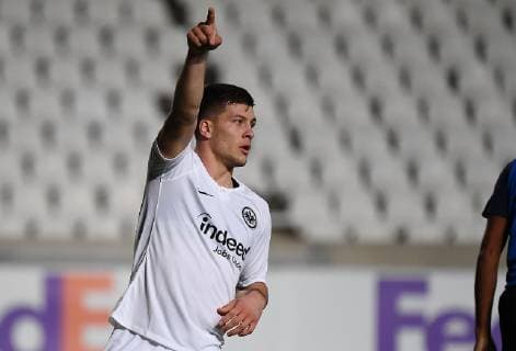 08 11 2018 xjhx Football UEFA Europa League Apollon Limassol Eintracht Frankfurt emspor v l Luka Jovic Eintracht Frankfurt gives instructions gesticulate with arms gesticulate gives instructions gesticulate DFL DFB REGULATIONS PROHIBIT ANY USE OF PHOTOGRAPHS as IMAGE SEQUENCES and or QUASI VIDEO Limassol
