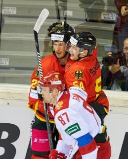 Sport Bilder des Tages DEB-RUS, Krefeld, November 08, 2018 Frank MAUER, DEB 28 celebrates his goal 3-2 with Lean BERGMANN, DEB 54 GERMANY - RUSSIA Ice hockey Eishockey GERMANY CUP , Krefeld, Germany, November 08, 2018, Season 2018 2019, Photographer: Peter Schatz MAGICS