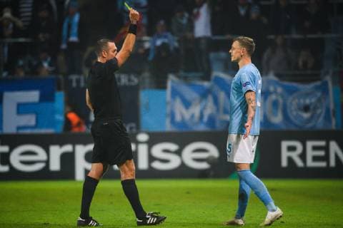 181108 Markus Rosenberg of Malmö FF receives a warning from referee Miroslav Zelinka during the Europa League group stage match between Malmö FF and Sarpsborg 08 on November 8, 2018 in Malmö.  Copyright: LUDVIGxTHUNMAN BB181108LT041