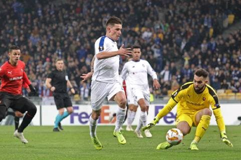 Midfielder Benjamin Verbic (L) of FC Dynamo Kyiv and goalkeeper Tomas Koubek of Stade Rennais F.C. vie for the ball during the UEFA Europa League Matchday 4 Group K game at the NSC Olimpiyskiy, Kyiv, capital of Ukraine, November 8, 2018. Ukrinform. UEL: Dynamo vs Rennes in Kyiv  Copyright: xDanilxShamkinx