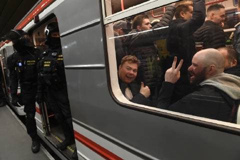 Fußball, EL, Slavia Prag - FC Kopenhagen, Polizei begleitet Fans Fans of FC Copenhagen are going by metro from City Center to the stadium prior to European Football League fourth round match: Slavia Praha vs Copenhagen in the metro station Mustek, Prague, Czech Republic, November 8, 2018. (CTKxPhoto MichalxKrumphanzl) CTKPhotoP201811081159401  kru 13