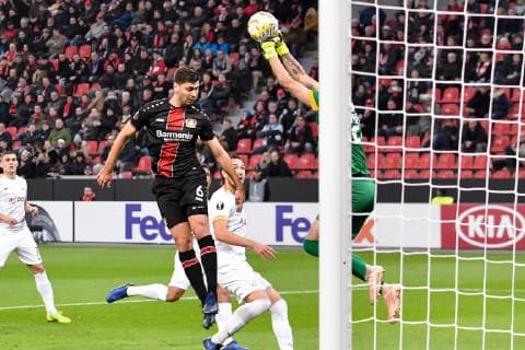 GER Europa League Bayer 04 Leverkusen vs FC Zürich 08 11 2018 BayArena Leverkusen GER Europa League Bayer 04 Leverkusen vs FC Zürich DFL regulations prohibit any use of photographs as image sequences and or quasi video in picture Strafraumszene Torchance von Aleksandar Dragovic 6 Bayer 04 Leverkusen li Yanick Brecher 25 FC Zürich Zuerich re nph Mauelshagen nph00321