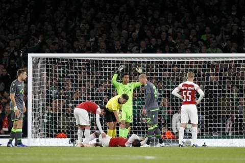 Renan Ribeiro of Sporting Clube de Portugal beckons for help as Danny Welbeck of Arsenal lays stricken during the UEFA Europa League Group Stage match between Arsenal and Sporting at the Emirates Stadium, London, England on 8 November 2018. Copyright: xCarltonxMyriex 21800001