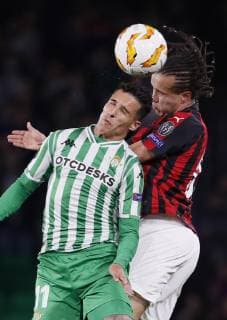 Real Betis Cristian Tello vies for the ball with Milan s Diego Laxalt during a UEFA Europa League soccer match between Real Betis and AC Milan at Benito Villamarin stadium in Sevilla, southern Spain, 08 November 2018. Real Betis vs AC Milan !ACHTUNG: NUR REDAKTIONELLE NUTZUNG!  Copyright: xJoséxManuelxVidalx GRAF4735 20181108-636773100897830984