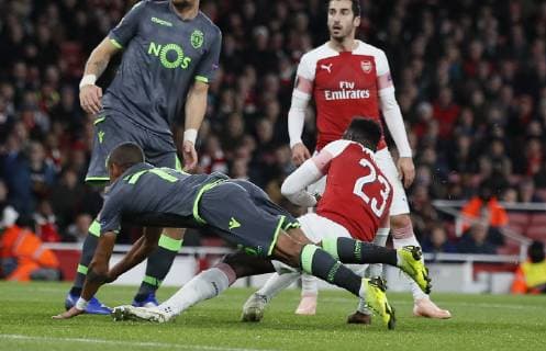 Danny Welbeck of Arsenal right ankle twists out of shape as he goes down heading the ball during the Europa League, Group E match at the Emirates Stadium, London. Picture date: 8th November 2018. Picture credit should read: David Klein Sportimage EDITORIAL USE ONLY. No use with unauthorised audio, video, data, fixture lists, club league logos or live services. Online in-match use limited to 120 images, no video emulation. No use in betting, games or single club league player publications.