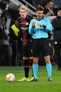GER UEFA EL Bayer 04 Leverkusen GER vs FC Zuerich SUI 08 11 2018 BayArena Leverkusen Europaleque preliminary round GER UEFA EL Bayer 04 Leverkusen GER vs FC Zuerich SUI DFL regulations prohibit any use of photographs as image sequences and or quasi video in picture picture shows Julian Brandt Leverkusen 10 and referee referee Pawel Gil SR nordphotox xMeuter nph00351
