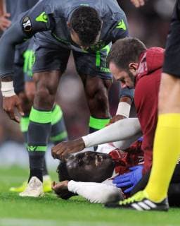 Football - 2018 2019 UEFA Europa League - Group E: Arsenal vs. Sporting Lisbon Danny Welbeck does down in pain with a bad ankle injury which ended his match, at The Emirates. COLORSPORT ANDREW COWIE 