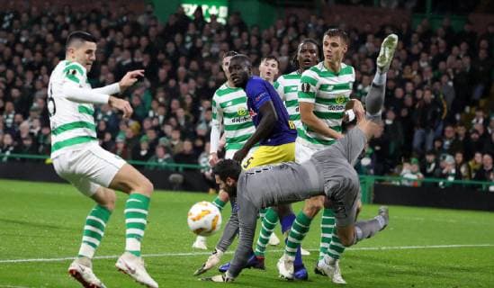 Celtic Glasgow RB Leipzig Soccer Euro League Glasgow 08 11 2018 Celtic Park Soccer UEFA Euro League Group B 4 Matchday Celtic Glasgow vs RB Leipzig In picture from left In Glasgow penalty area Goalkeeper Craig Gordon 1 Celtic in front of Dayot Upamecano 5 RB Leipzig According to UEFA specifications, it is prohibited to use or have used photographs taken in the stadium and or during the match in the form of sequence pictures and or video-like photo sequences