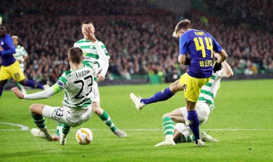 Celtic Glasgow RB Leipzig Football Euro League Glasgow 08 11 2018 Celtic Park Football UEFA Euro League Group B 4 Matchday Celtic Glasgow vs RB Leipzig In the picture from left Mikael Lustig 23 Celtic and Kevin Kampl 44 RB Leipzig According to UEFA specifications, it is forbidden to use or have used photographs taken in the stadium and or during the match in the form of sequence pictures and or video-like photo series