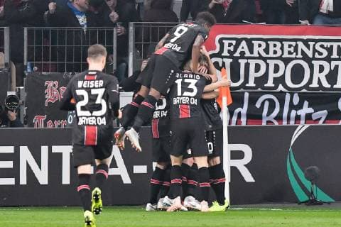GER Europa League Bayer 04 Leverkusen vs FC Zürich 08 11 2018 BayArena Leverkusen GER Europa League Bayer 04 Leverkusen vs FC Zürich DFL regulations prohibit any use of photographs as image sequences and or quasi video in picture the team of Leverkusen Jubel Freude Emotion Torjubel Torschuetze zum 1 0 Julian Brandt 10 Bayer 04 Leverkusen nph Mauelshagen nph00321
