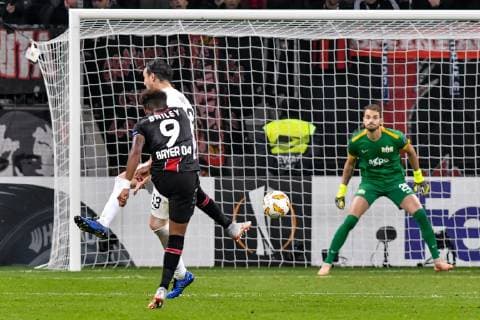GER Europa League Bayer 04 Leverkusen vs FC Zürich 08 11 2018 BayArena Leverkusen GER Europa League Bayer 04 Leverkusen vs FC Zürich DFL regulations prohibit any use of photographs as image sequences and or quasi video in picture Leon Bailey 9 Bayer 04 Leverkusen tries it with a long-distance ski shot nph Mauelshagen nph00321