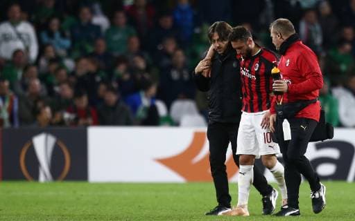 Fußball, EL, Real Betis Sevilla - AC Mailand Photo LaPresse - Spada November 08 , 2018 Sevilla ( Spain ) Soccer A.C. Milan - Season 2018-2019 Betis Siviglia vs Milan "Benito Villamarin "Stadium In the pic: Hakan Calhanoglu injured  Copyright: xLaPresse Spadax