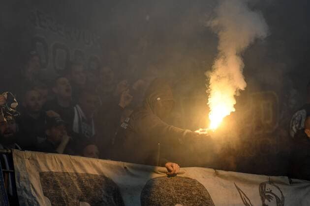 Soccer UEFA Euro league preliminary round season 2018 2019 Bayer 04 Leverkusen vs FC Zürich 08 11 2018 Bayarena Leverkusen FC Zürich Fan Bengalos Fireworks Pyrotechnics