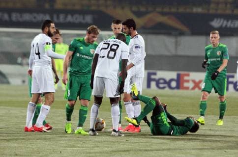 Fußball, EL, FC Vorskla Poltava - FK Qarabag Midfielder Dzon Delarge (C) of Qarabag FK stands by injured defender Najeep Yakubu of FC Vorskla Poltava during the UEFA Europa League Matchday 4 Group E game at the Oleksiy Butovsky Vorskla Stadium, Poltava, central Ukraine, November 8, 2018. Ukrinform. Vorskla 0-1 Qarabag in UEFA Europa League match  Copyright: xHennadiixMinchenkox