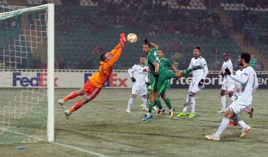 Fußball, EL, FC Vorskla Poltava - FK Qarabag Goalkeeper Hannes Halldorsson (L) of Qarabag FK reaches out to hit the ball during the UEFA Europa League Matchday 4 Group E game against FC Vorskla Poltava at the Oleksiy Butovsky Vorskla Stadium, Poltava, central Ukraine, November 8, 2018. Ukrinform. KDR Vorskla 0-1 Qarabag in UEFA Europa League match  Copyright: xHennadiixMinchenkox