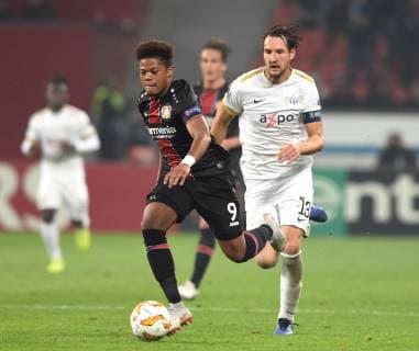 Europaleague Bayer 04 Leverkusen FC Zürich 08 11 2018 Leon Bailey LEV Action followed by Alain Nef Zürich DFL REGULATIONS PROHIBIT ANY USE OF PHOTOGRAPHS AS IMAGE SEQUENCES AND OR QUASI VIDEO HM