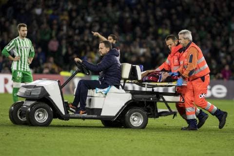 Fußball, EL, Real Betis Sevilla - AC Mailand November 8, 2018 - Seville, Spain - MATEO MUSSACCHIO of Milan leaves the pitch injured during the Europa League Group F soccer match between Real Betis and AC Milan at the Benito Villamarin Stadium Soccer 2018 - Real Betis vs AC Milan - ZUMAa142 20181108_zap_a142_028 Copyright: xDanielxGonzalezxAcunax