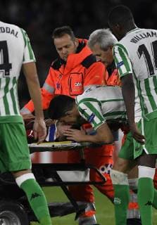 Fußball, EL, Real Betis Sevilla - AC Mailand Partido de la Europa League entre el Betis y el Milan en el Villamarin. En la imagen, lesion de Mussachio.Europa League match between Betis and Milan. In this picture, Mussachio injured. 