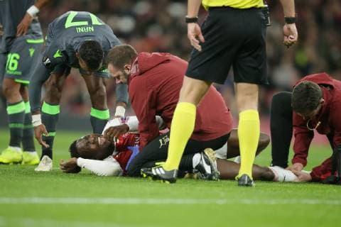(181109) -- LONDON, Nov. 9, 2018 (Xinhua) -- Arsenal s Danny Welbeck (Bottom) gets medical treatment during the UEFA Europa League group E match between Arsenal and Sporting Lisbon at the Emirates Stadium in London, Britain on Nov. 8, 2018. The final score was 0-0. (Xinhua Tim Ireland) FOR EDITORIAL USE ONLY. NOT FOR SALE FOR MARKETING OR ADVERTISING CAMPAIGNS. NO USE WITH UNAUTHORIZED AUDIO, VIDEO, DATA, FIXTURE LISTS, CLUB LEAGUE LOGOS OR LIVE SERVICES. ONLINE IN-MATCH USE LIMITED TO 45 IMAGES, NO VIDEO EMULATION. NO USE IN BETTING, GAMES OR SINGLE CLUB LEAGUE PLAYER PUBLICATIONS. (SP) BRITAIN-LONDON-FOOTBALL-EUROPA LEAGUE-ARSENAL VS SPORTING LISBON