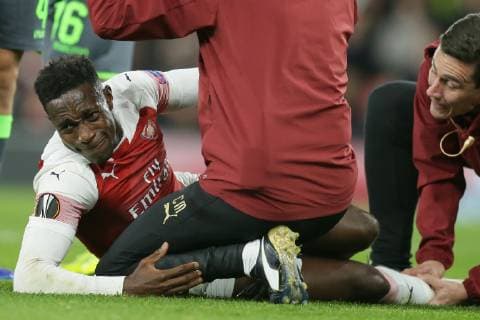 Sport Bilder des Tages (181109) -- LONDON, Nov. 9, 2018 (Xinhua) -- Arsenal s Danny Welbeck gets medical treatment during the UEFA Europa League group E match between Arsenal and Sporting Lisbon at the Emirates Stadium in London, Britain on Nov. 8, 2018. The final score was 0-0. (Xinhua Tim Ireland) FOR EDITORIAL USE ONLY. NOT FOR SALE FOR MARKETING OR ADVERTISING CAMPAIGNS. NO USE WITH UNAUTHORIZED AUDIO, VIDEO, DATA, FIXTURE LISTS, CLUB LEAGUE LOGOS OR LIVE SERVICES. ONLINE IN-MATCH USE LIMITED TO 45 IMAGES, NO VIDEO EMULATION. NO USE IN BETTING, GAMES OR SINGLE CLUB LEAGUE PLAYER PUBLICATIONS. (SP) BRITAIN-LONDON-FOOTBALL-EUROPA LEAGUE-ARSENAL VS SPORTING LISBON