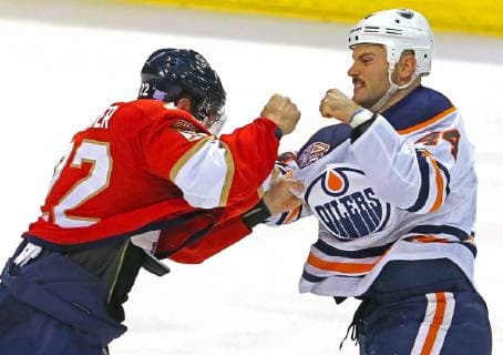 Sport Themen der Woche KW45 Sport Bilder des Tages November 8, 2018 - Sunrise, FL, USA - The Edmonton Oilers Zack Kassian (44) fights with the Florida Panthers Troy Brouwer (22) during the second period at the BB&T Center in Sunrise, Fla., on Thursday, Nov. 8, 2018. The Panthers won, 4-1. Edmonton at Florida - ZUMAm67_ 20181108_zaf_m67_070 Copyright: xDavidxSantiagox