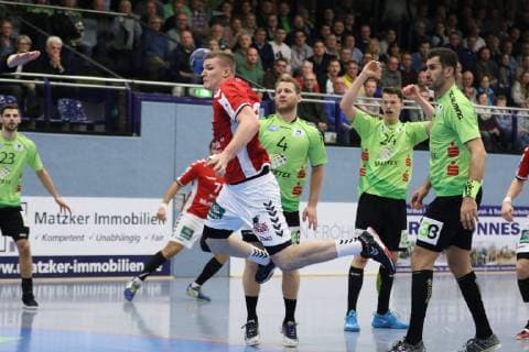 Dominik Vogt Handball Sportverein Hamburg 41 past Merten Krings TV Emsdetten 4 behind and Sven Wesseling TV Emsdetten 24 right TV Emsdetten vs Handball Sportverein Hamburg Handball 2 Bundesliga 09 11 2018 TV Emsdetten vs Handball Sportverein Hamburg Handball 2 Bundesliga 09 11 2018 Emsdetten Copyright: xEIBNER JanxStrohdiekx EP_JSK