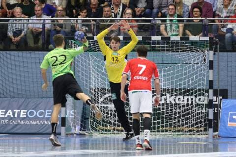 Dirk Holzner TV Emsdetten 22 takes one seven meter against Marcel Kokoszka Handball Sportverein Hamburg 12 right Yannick Terhaer TV Emsdetten 7 TV Emsdetten vs Handball Sportverein Hamburg Handball 2 Bundesliga 09 11 2018 TV Emsdetten vs Handball Sportverein Hamburg Handball 2 Bundesliga 09 11 2018 Emsdetten Copyright: xEIBNER JanxStrohdiekx EP_JSK