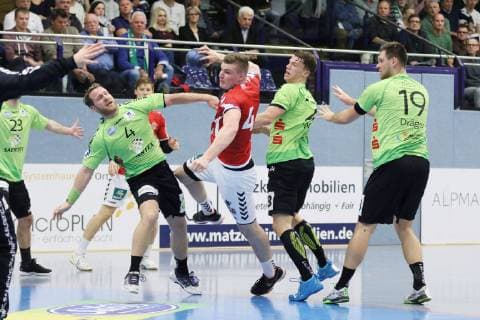 Dominik Vogt Handball Sportverein Hamburg 41 passing by v l Merten Krings TV Emsdetten 4 Sven Wesseling TV Emsdetten 24 and Yannick Draeger TV Emsdetten 19 TV Emsdetten vs Handball Sportverein Hamburg Handball 2 Bundesliga 09 11 2018 TV Emsdetten vs Handball Sportverein Hamburg Handball 2 Bundesliga 09 11 2018 Emsdetten Copyright: xEIBNER JanxStrohdiekx EP_JSK